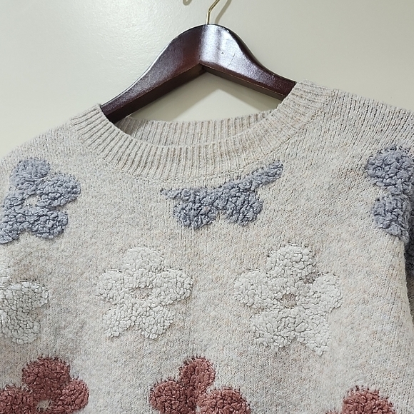 Cozy Floral Knit Sweater - Gray, Blue, Red - Picture 6 of 8